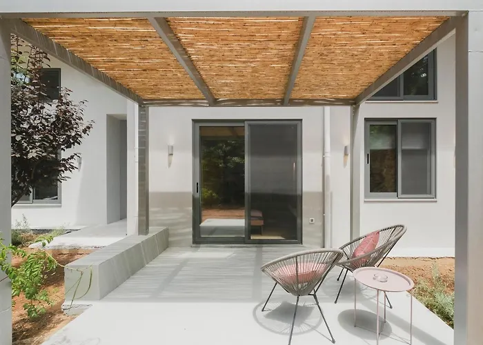 Apartment Sun-splashed Stylish Flat, Steps To Old Town *