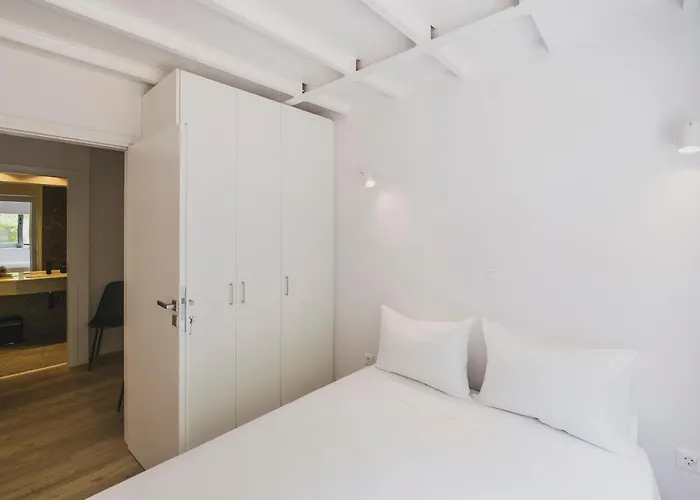 Apartment Sun-splashed Stylish Flat, Steps To Old Town