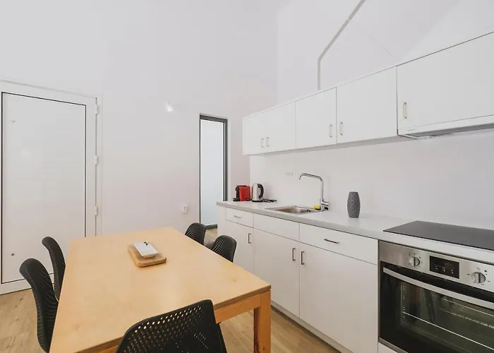 Sun-splashed Stylish Flat, Steps To Old Town *