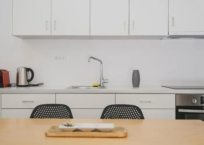 Apartment Sun-splashed Stylish Flat, Steps To Old Town