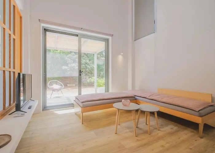 Apartment Sun-splashed Stylish Flat, Steps To Old Town *