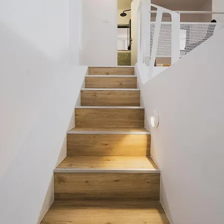 Sun-splashed Stylish Flat, Steps To Old Town 아파트 하니아