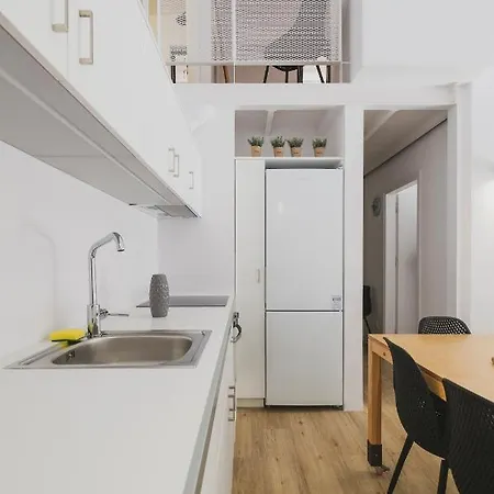 Sun-splashed Stylish Flat, Steps To Old Town 아파트 *