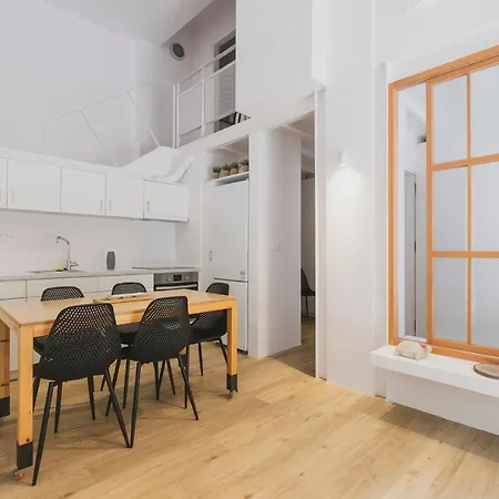 아파트 Sun-splashed Stylish Flat, Steps To Old Town
