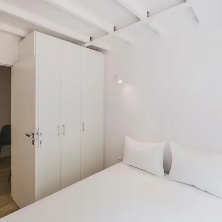 아파트 Sun-splashed Stylish Flat, Steps To Old Town