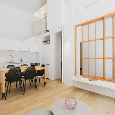 Sun-splashed Stylish Flat, Steps To Old Town 아파트 *
