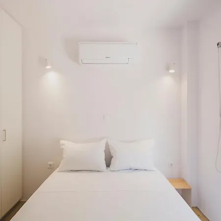 Sun-splashed Stylish Flat, Steps To Old Town 아파트 하니아
