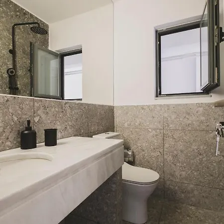 Sun-splashed Stylish Flat, Steps To Old Town 아파트 하니아