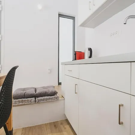 Sun-splashed Stylish Flat, Steps To Old Town * 하니아