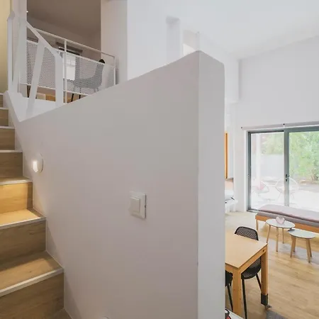 Sun-splashed Stylish Flat, Steps To Old Town 아파트