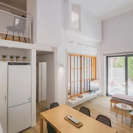 Sun-splashed Stylish Flat, Steps To Old Town * 하니아