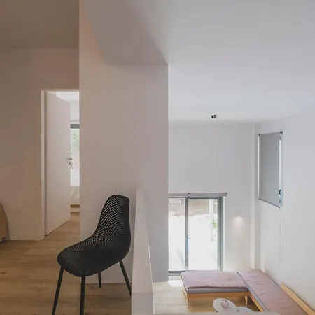 Sun-splashed Stylish Flat, Steps To Old Town 아파트