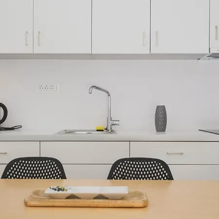 아파트 Sun-splashed Stylish Flat, Steps To Old Town