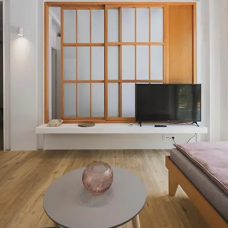 Sun-splashed Stylish Flat, Steps To Old Town 아파트 하니아