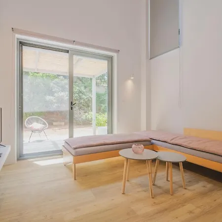 아파트 Sun-splashed Stylish Flat, Steps To Old Town *