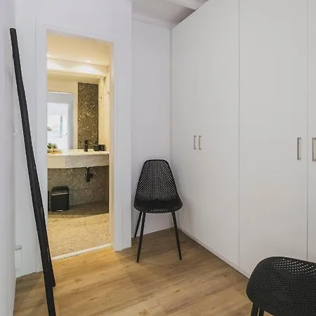 아파트 Sun-splashed Stylish Flat, Steps To Old Town