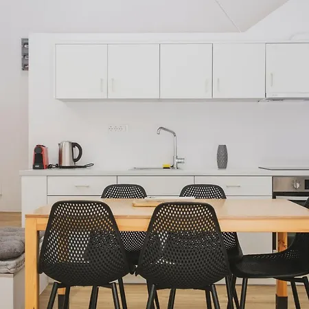 아파트 Sun-splashed Stylish Flat, Steps To Old Town 하니아