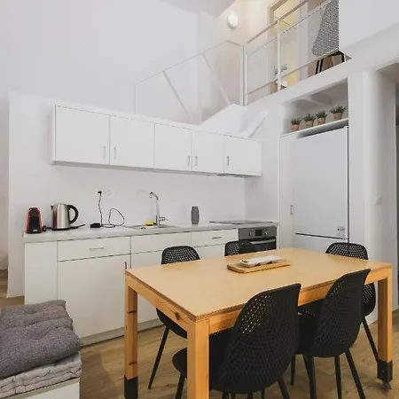 Sun-splashed Stylish Flat, Steps To Old Town