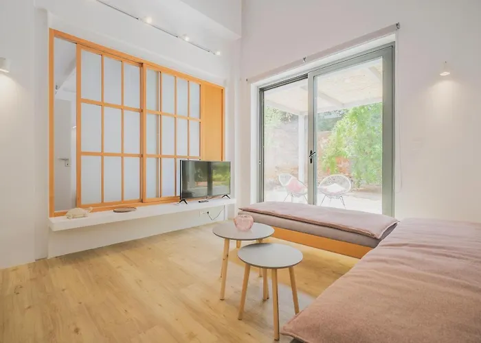 Sun-splashed Stylish Flat, Steps To Old Town *