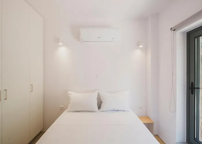 Sun-splashed Stylish Flat, Steps To Old Town דירה חאניה