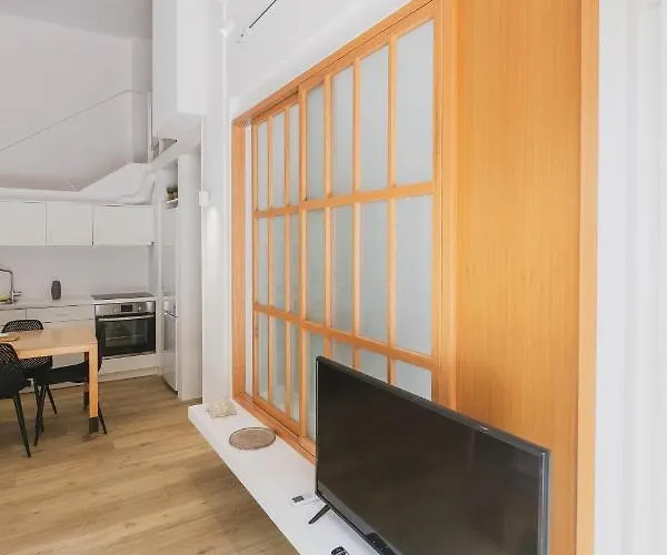 Sun-splashed Stylish Flat, Steps To Old Town *