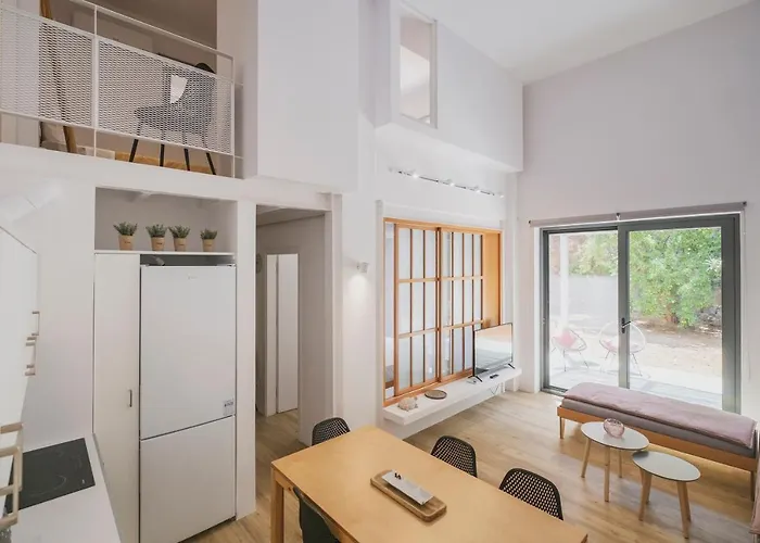 Sun-splashed Stylish Flat, Steps To Old Town * חאניה