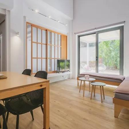 Sun-splashed Stylish Flat, Steps To Old Town Lejlighed