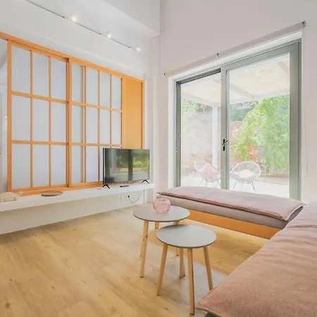 Sun-splashed Stylish Flat, Steps To Old Town *