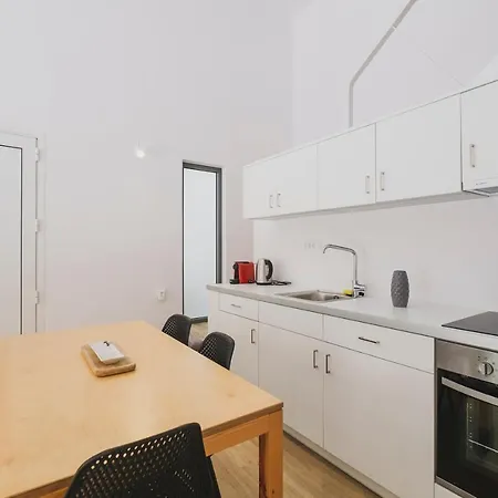 Sun-splashed Stylish Flat, Steps To Old Town *