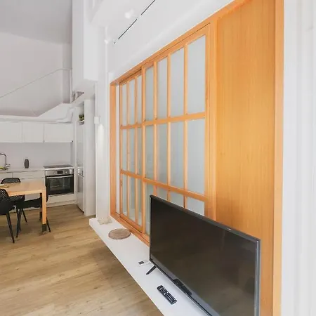 Sun-splashed Stylish Flat, Steps To Old Town *