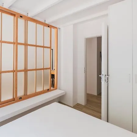 Sun-splashed Stylish Flat, Steps To Old Town *