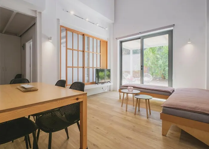 Sun-splashed Stylish Flat, Steps To Old Town شقة