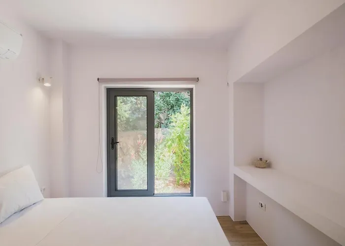 Sun-splashed Stylish Flat, Steps To Old Town *