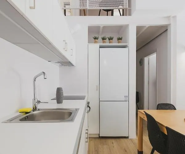 Sun-splashed Stylish Flat, Steps To Old Town Apartman *