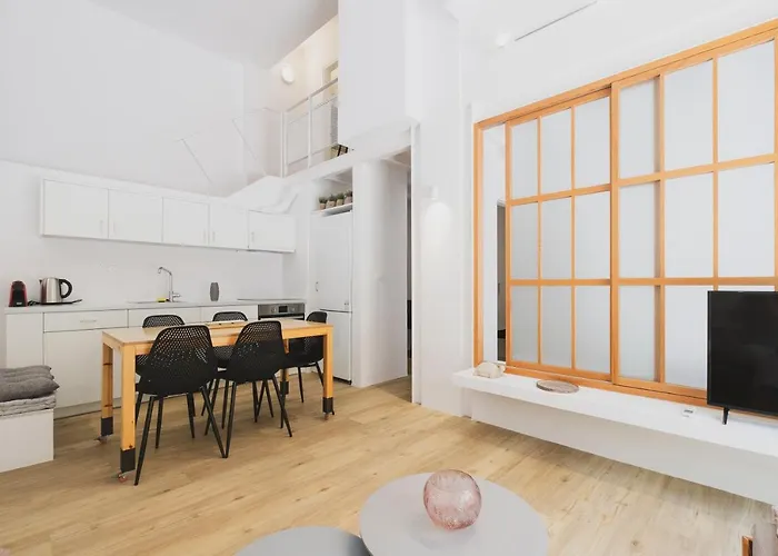 Sun-splashed Stylish Flat, Steps To Old Town Apartman *
