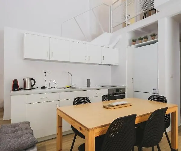 Sun-splashed Stylish Flat, Steps To Old Town