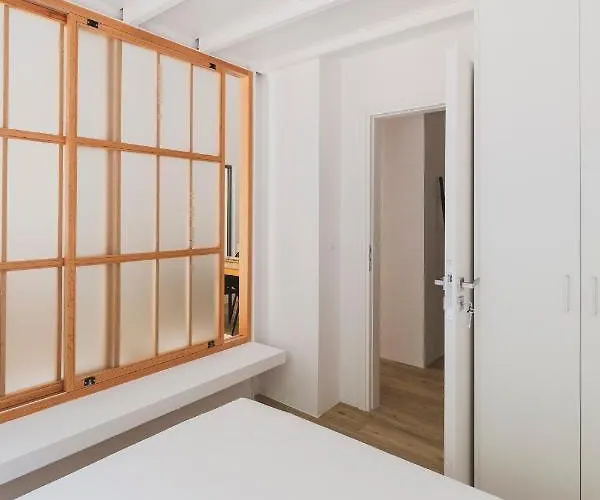 Sun-splashed Stylish Flat, Steps To Old Town *